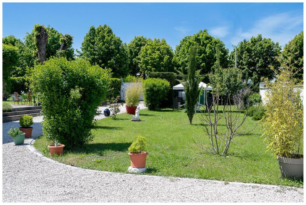 Maison De Retraite Vertaizon Exteriör bild